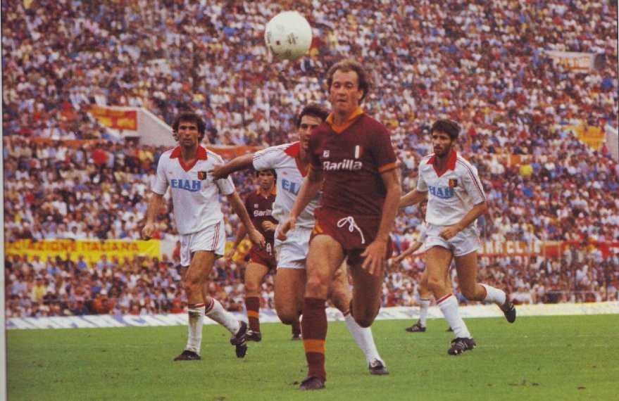 Paulo Roberto Falcao in azione contro il Genoa il 9 ottobre 1983