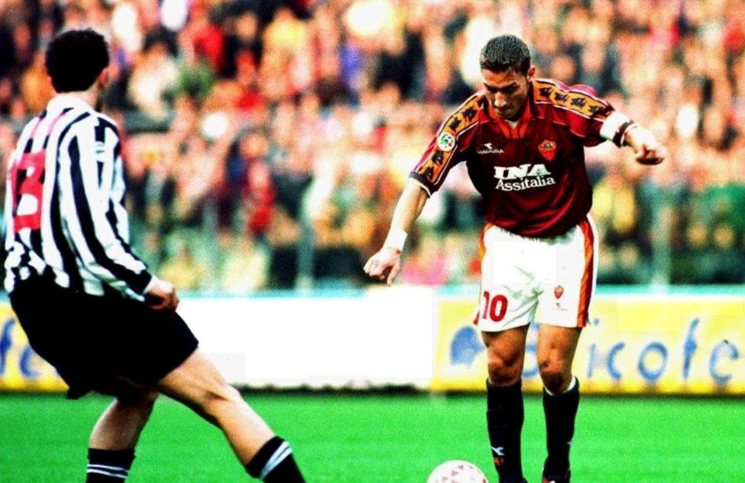 Francesco Totti in azione contro la Juve il 15 novembre 1998