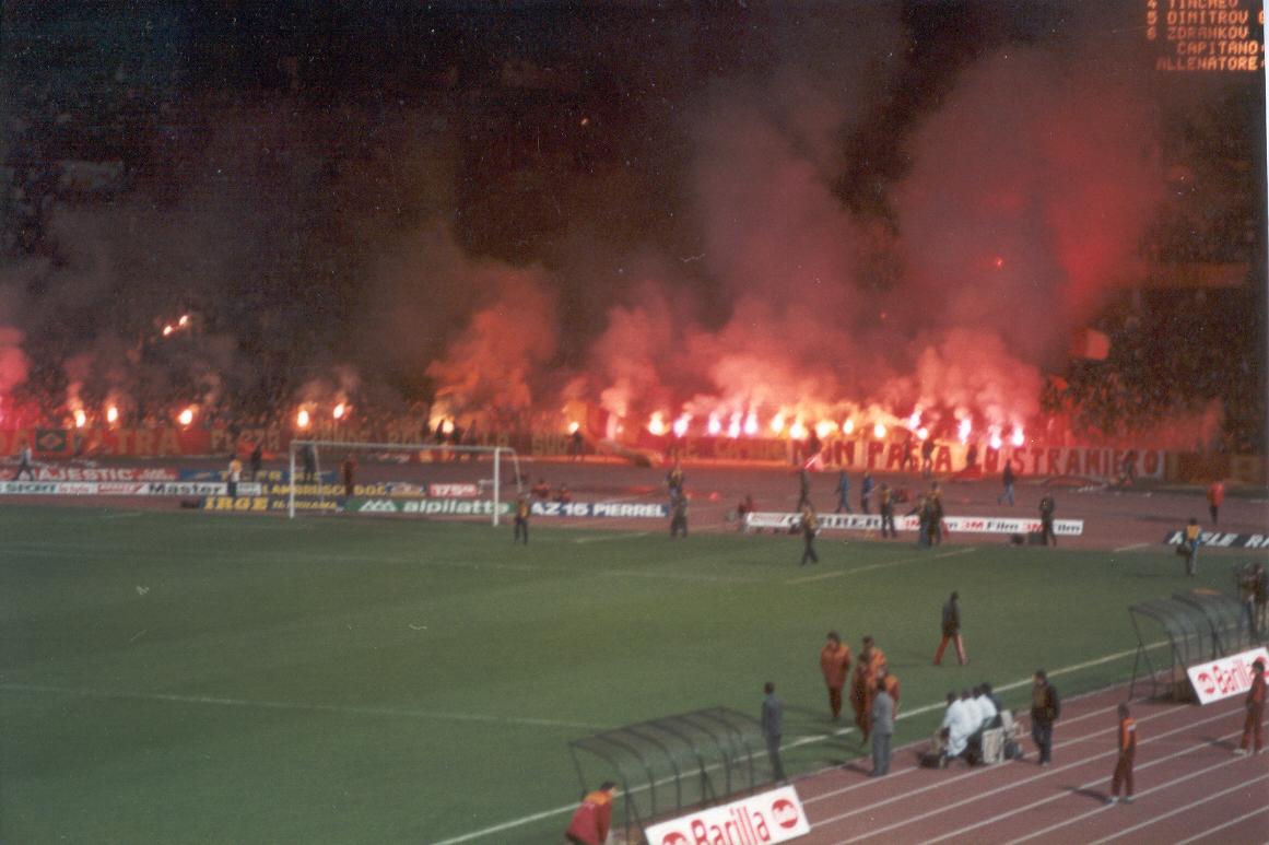 La Curva Sud pochi minuti prima dell'ingresso delle squadre