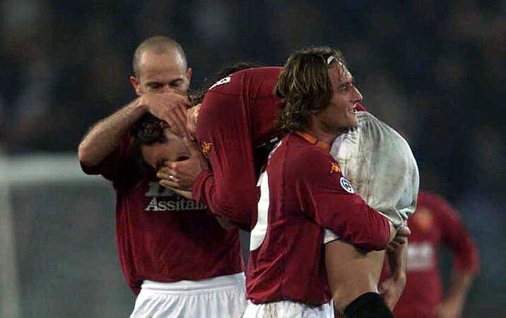 Batistuta, in lacrime, festeggiato da Totti e Zago