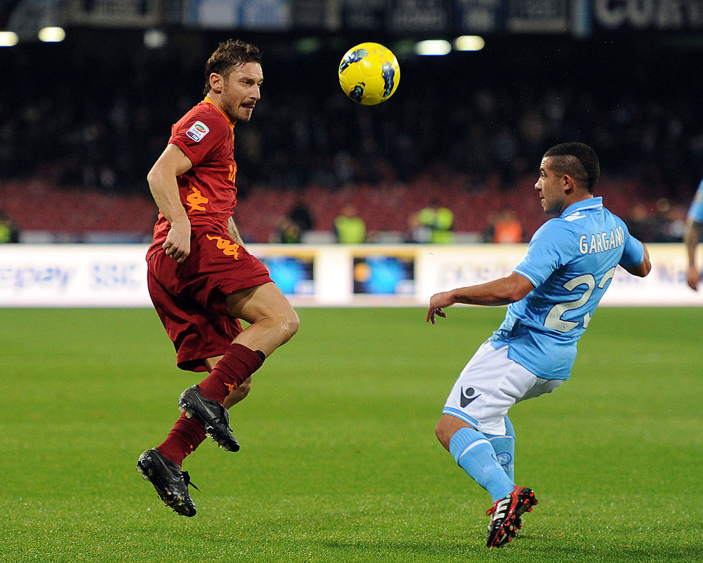 Francesco Totti in azione durante Napoli-Roma del 18 dicembre 2011