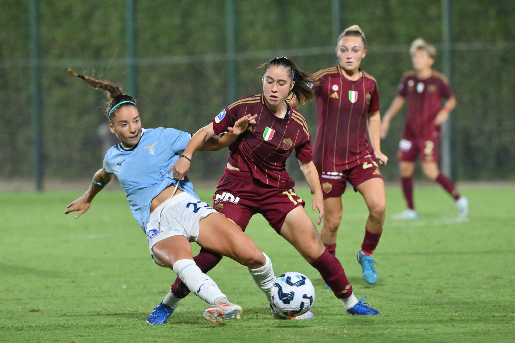 La romanista Dragoni a contrasto con Goldoni nel derby d'andata, terminato 2-2