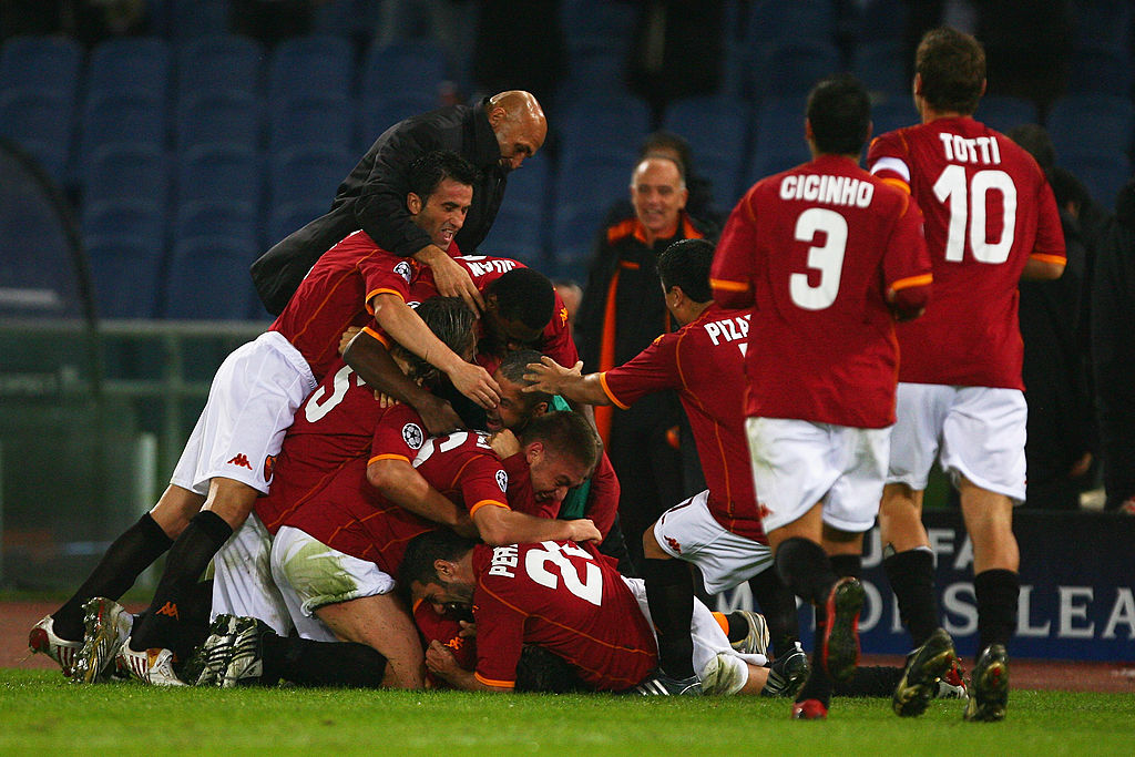 L'esultanza di gruppo dopo il gol del 3-0 di Vucinic