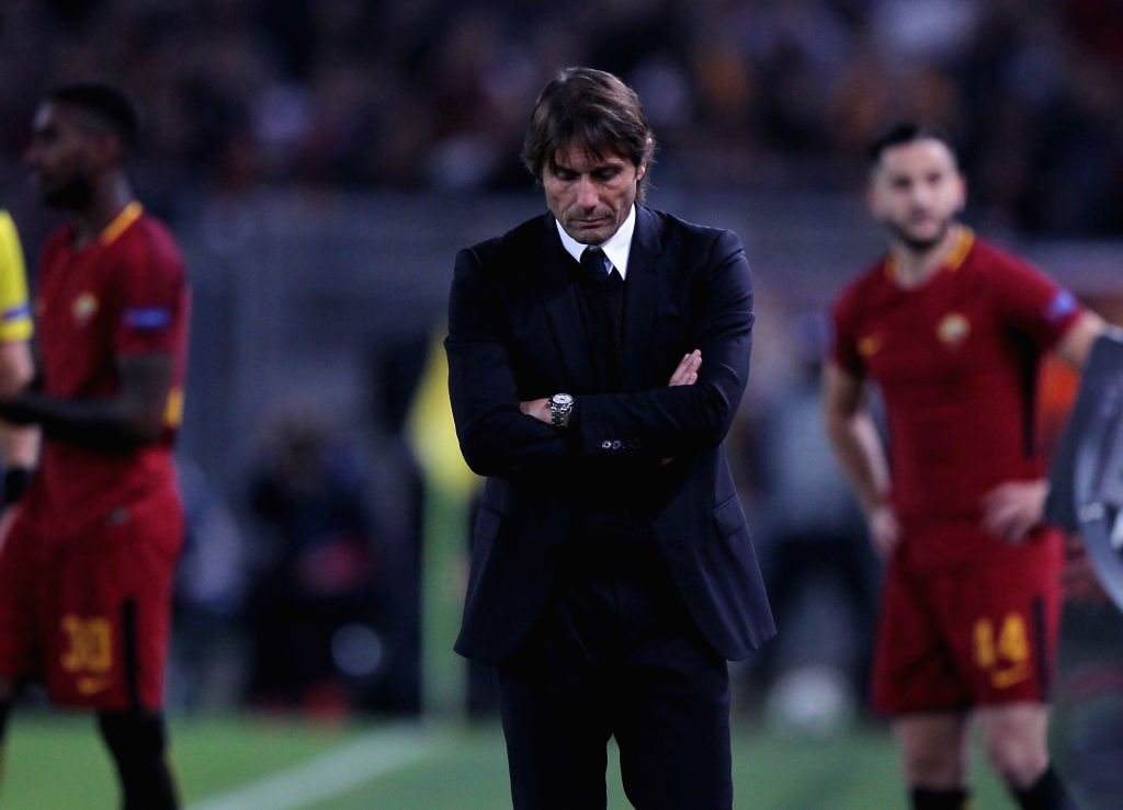 Antonio Conte sconsolato dopo la batosta per 3-0 rimediata a Roma il 31 ottobre 2017