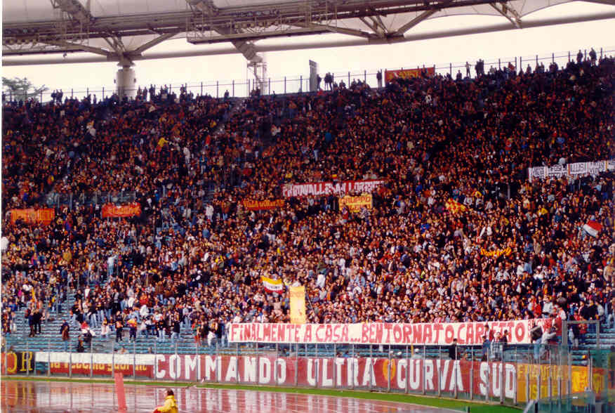 Lo striscione per Carlo Mazzone in Curva Sud