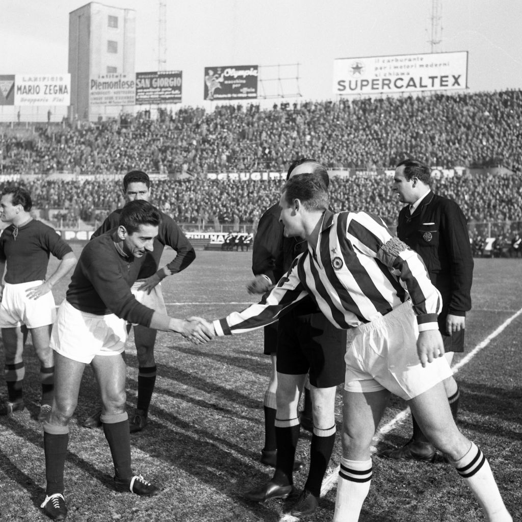 Alcides Ghiggia stringe la mano a Boniperti prima di un Roma-Juve