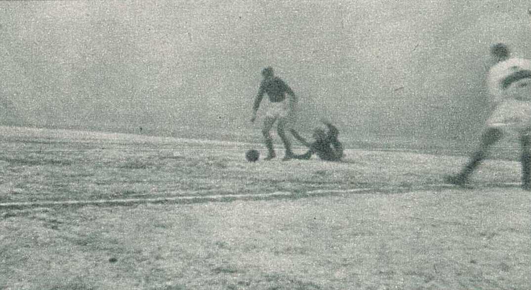 Alcides Ghiggia si appresta a dribblare Buffon e a segnare il gol del raddoppio