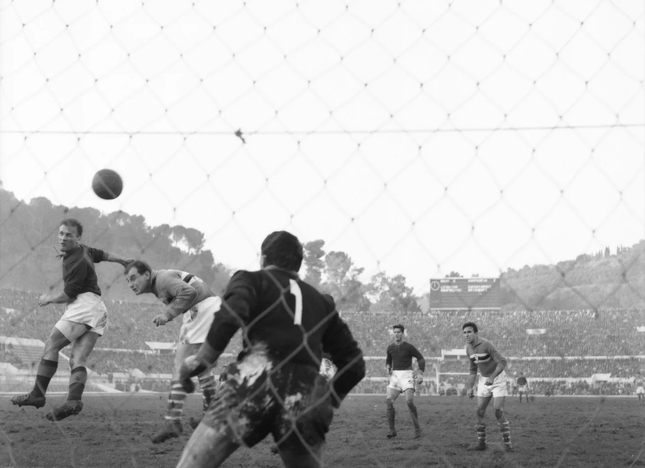 Giacomo Losi firma di testa il gol della vittoria contro la Sampdoria