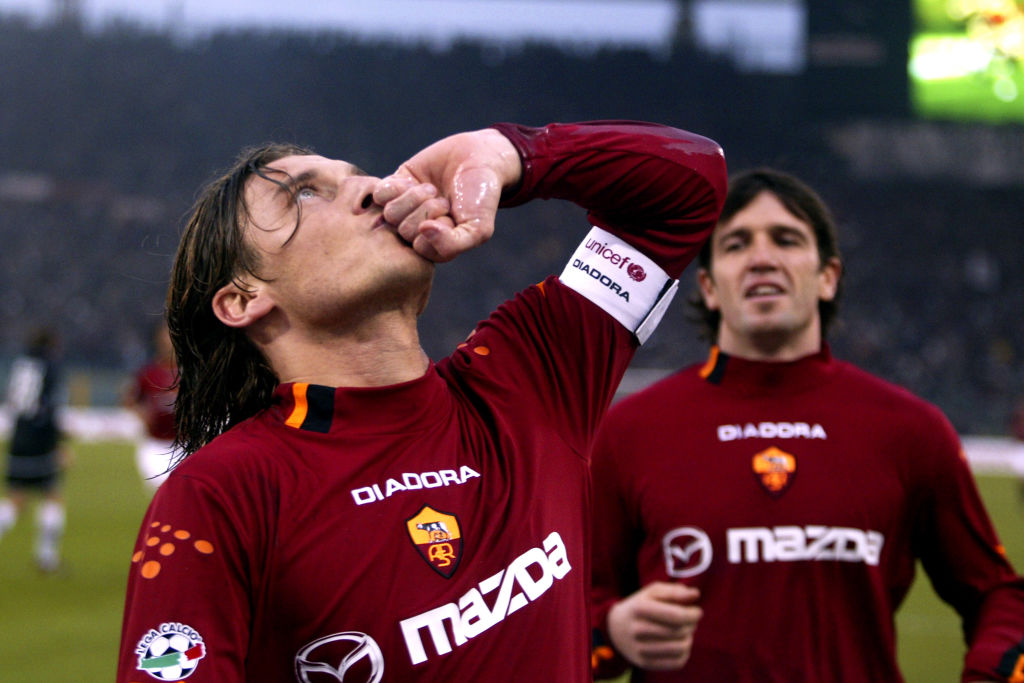 Francesco Totti esulta dopo lo splendido gol del 3-1