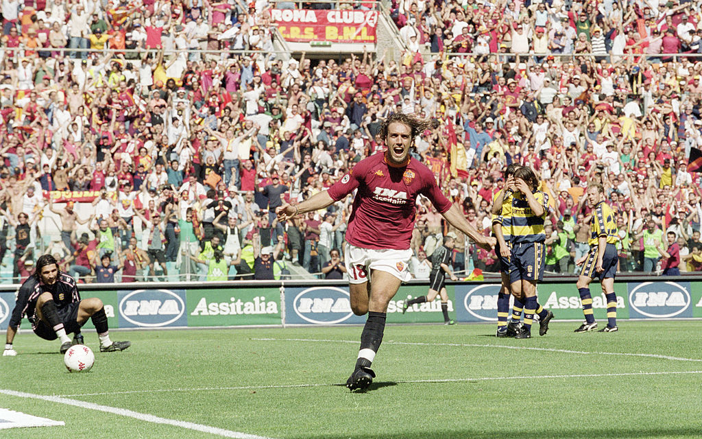 L'esultanza di Batistuta dopo il gol al Parma il 17 giugno 2001