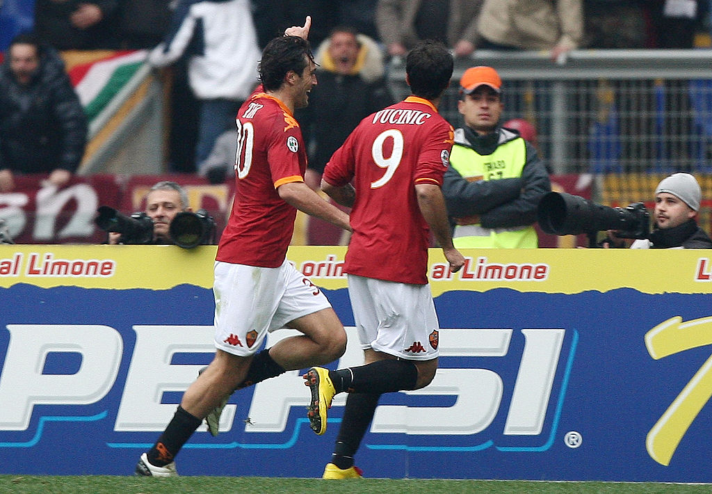 Luca Toni festeggia uno dei suoi due gol contro il Genoa il 17 gennaio 2010