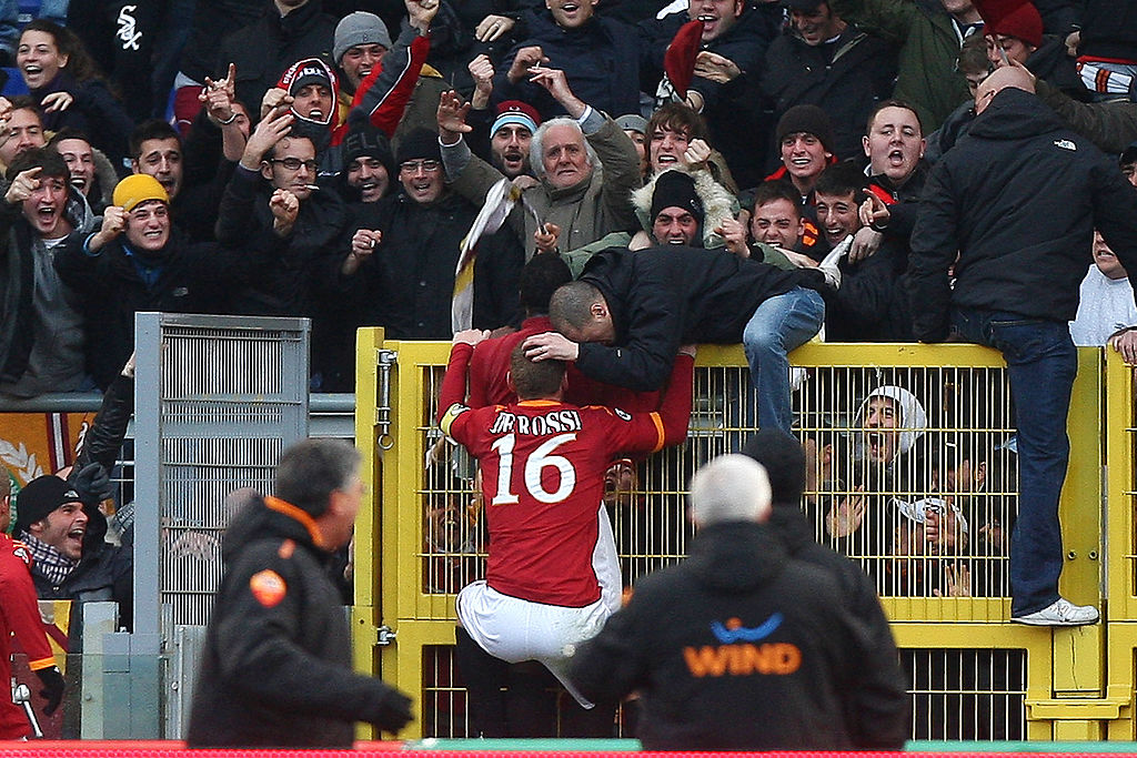 De Rossi e Okaka festeggiano il gol del 2-1 sotto la Sud