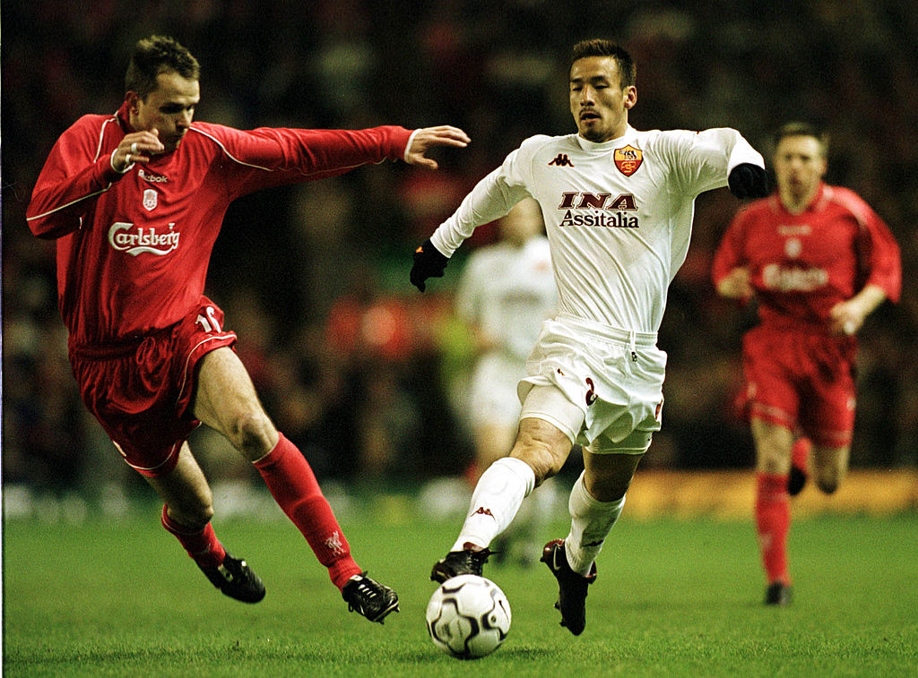 Hidetoshi Nakata in azione durante Liverpool-Roma del 2000-01