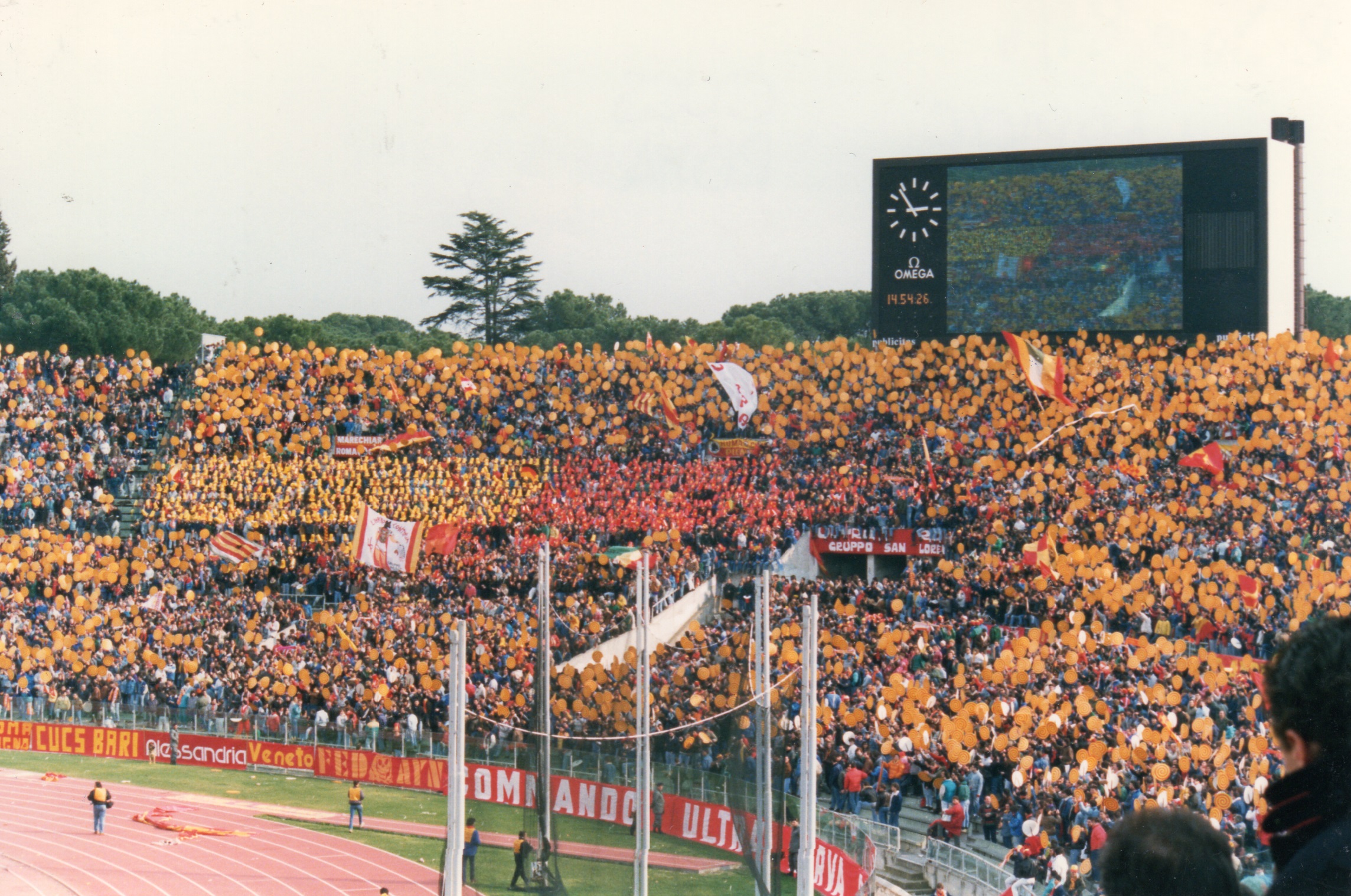 La Curva Sud in occasione di Roma-Juve del 28 febbraio 1988