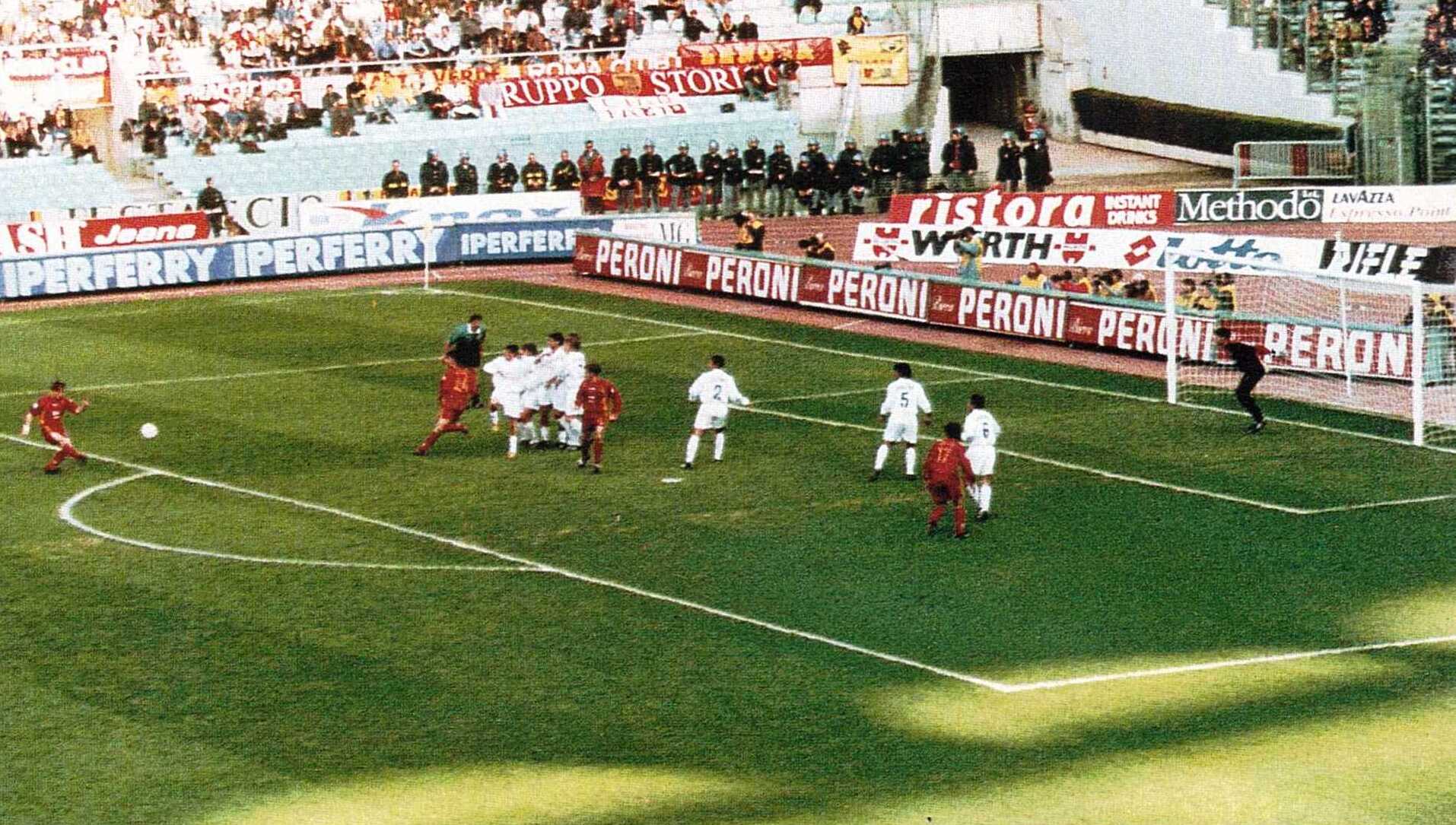 Totti calcia la punizione che vale il momentaneo 4-0