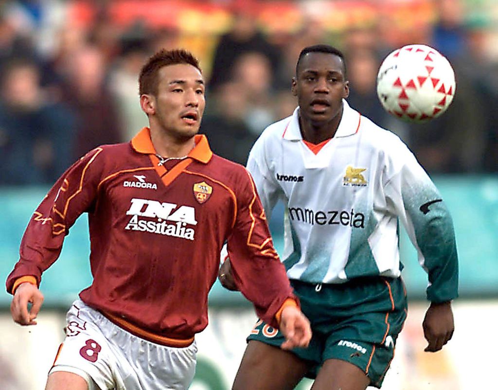 Hidetoshi Nakata in azione contro il Venezia il 6 febbraio 2000