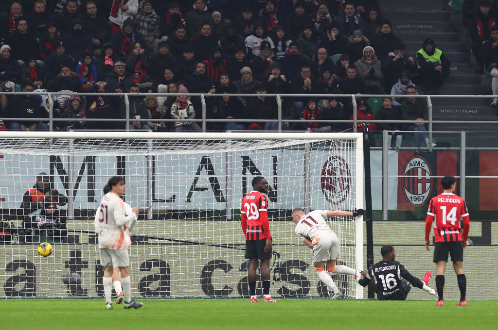 Dovbyk ed El Shaarawy sotto al settore ospiti di San Siro ieri sera