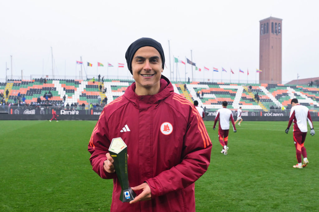 Paulo Dybala posa con il premio come migliore in campo a Venezia