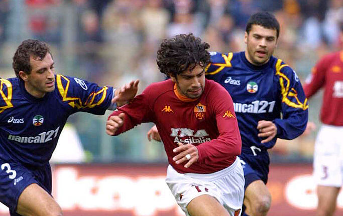 Damiano Tommasi in azione contro il Lecce