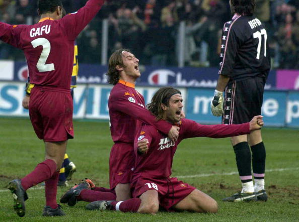 Batistuta e Totti esultano dopo il secondo gol dell'argentino