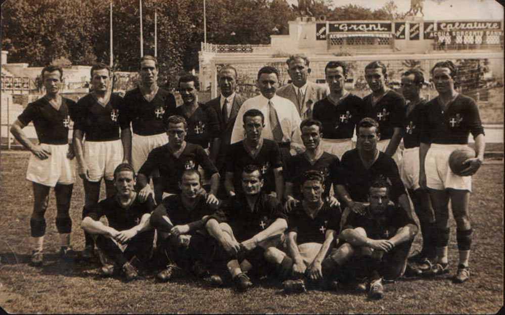 Schaffer, quinto in piedi da destra, posa con la Roma Campione d'Italia 1941-42