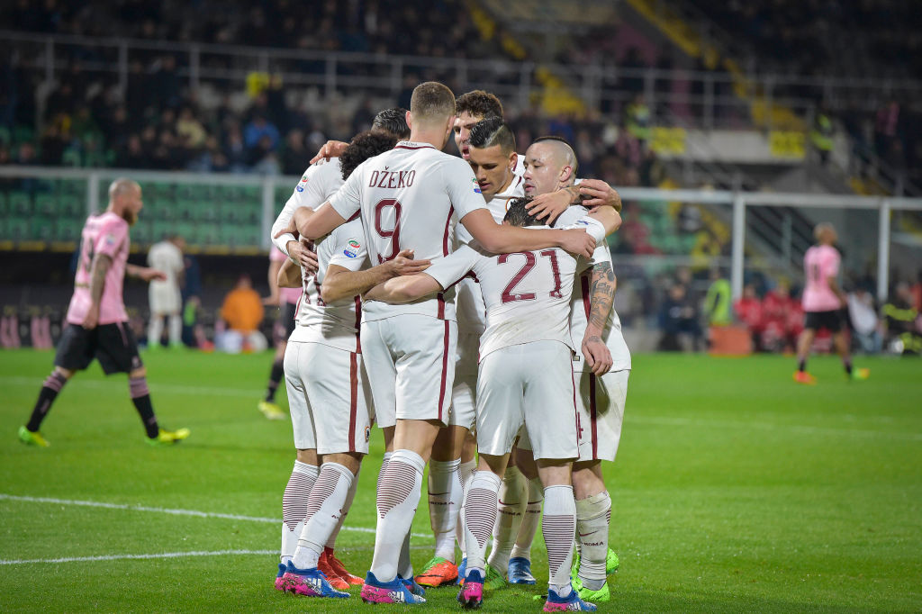 L'esultanza dei giallorossi dopo il gol di Dzeko