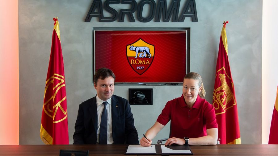 Tinja-Riikka Korpela durante la firma con la Roma