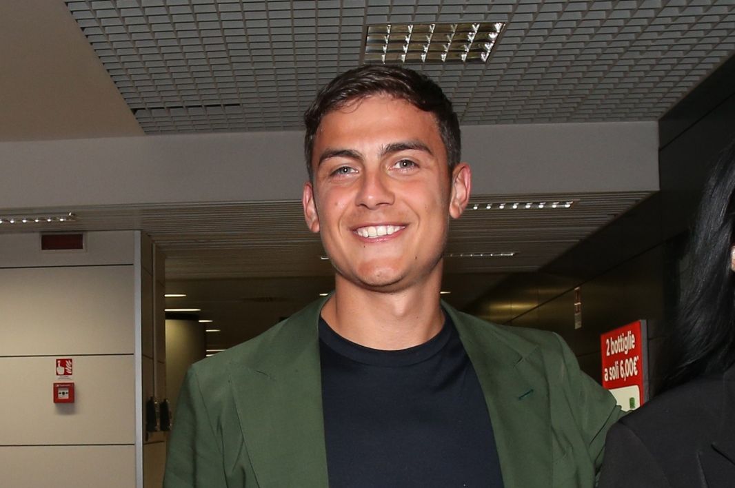 Paulo Dybala al suo arrivo a Fiumicino