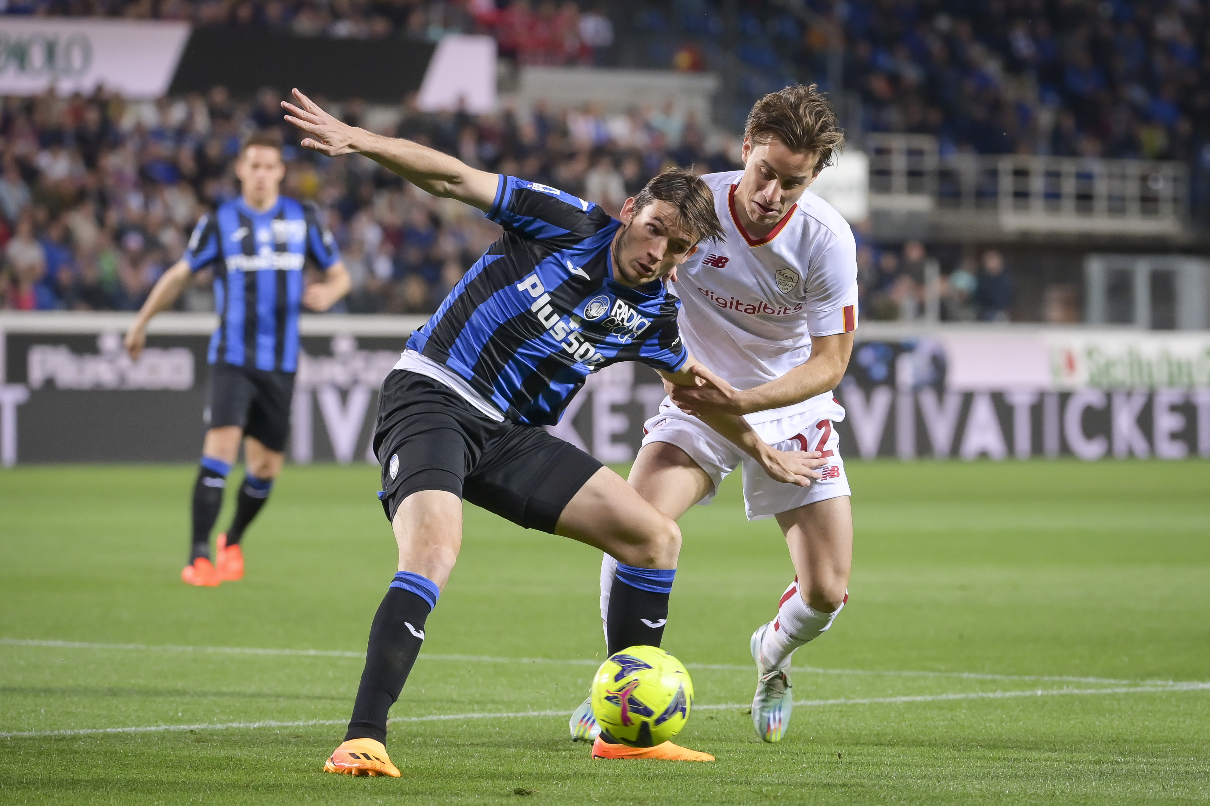 De Roon in campo durante Atalanta-Roma