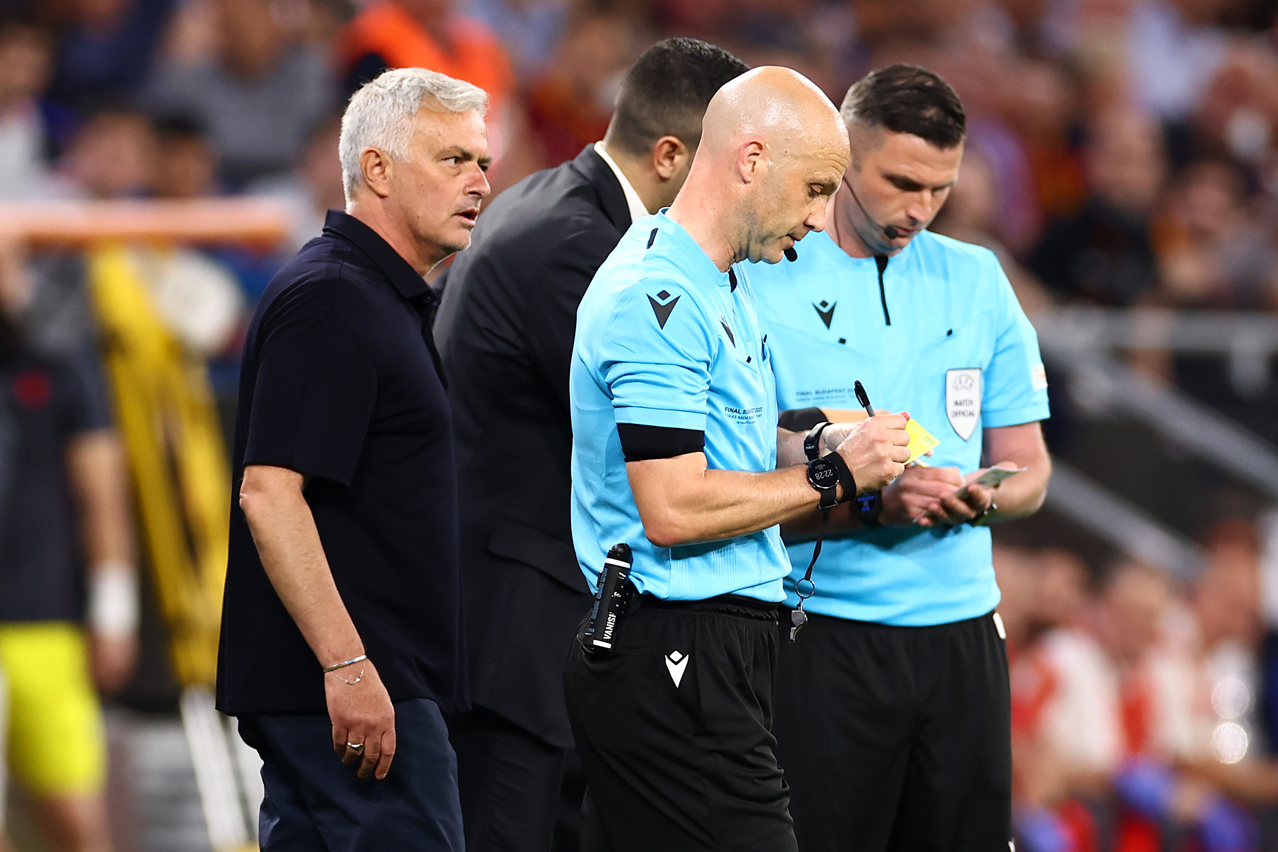 José Mourinho a colloquio con l'arbitro Taylor