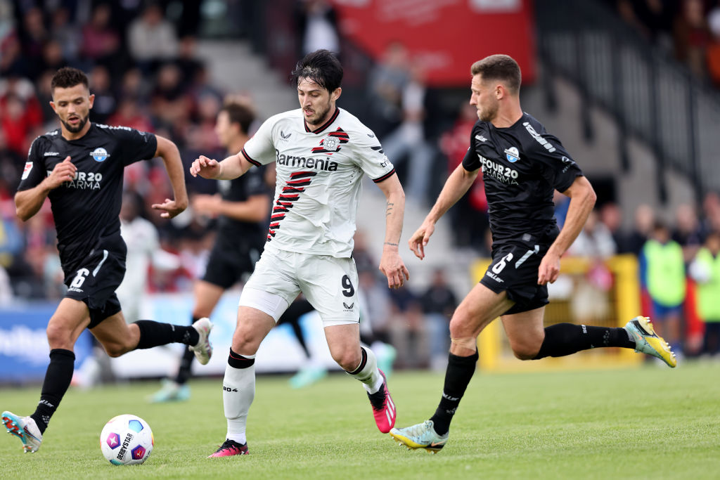 Sardar Azmoun in campo con il Leverkusen