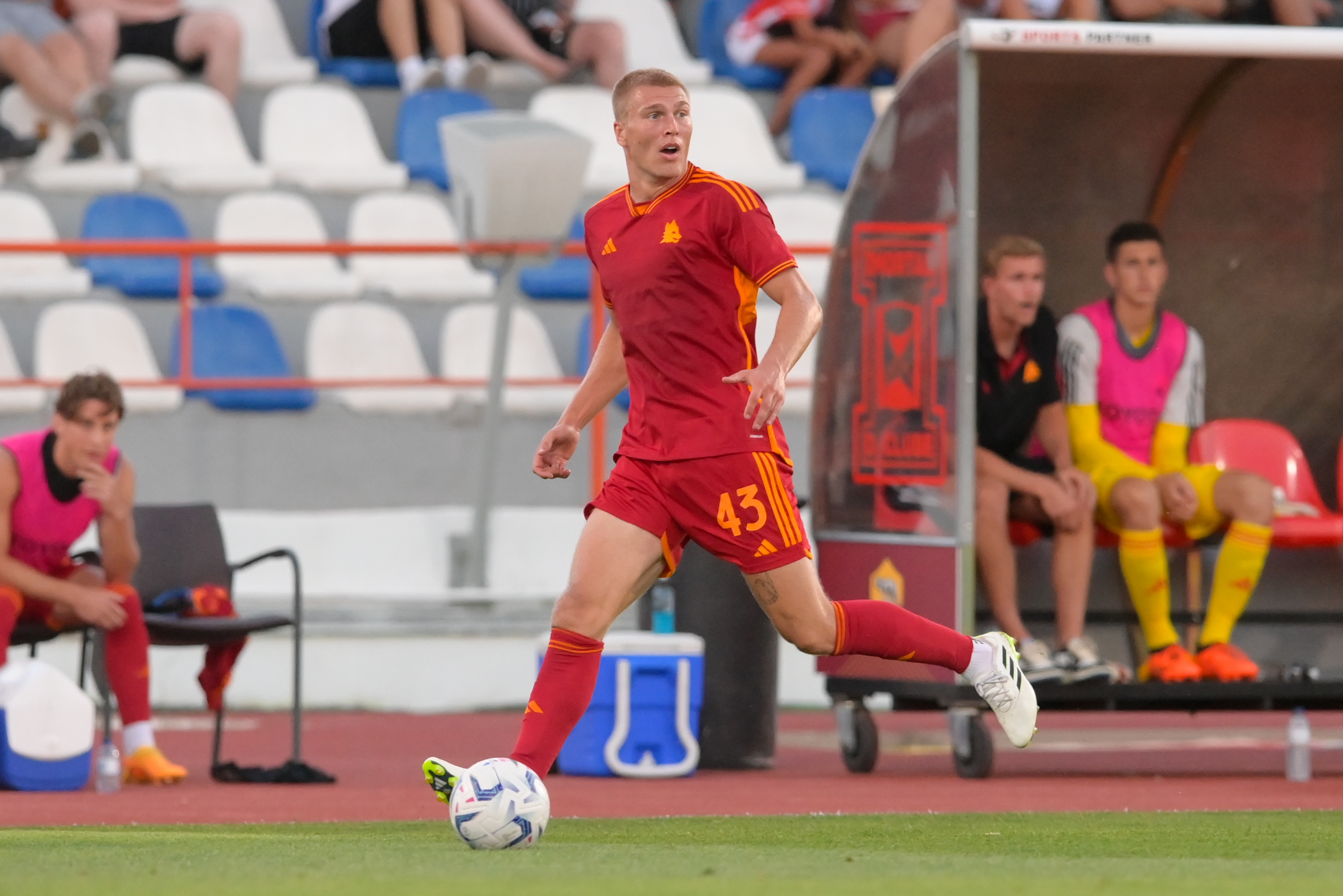 Rasmus Kristensen in azione con la maglia della Roma