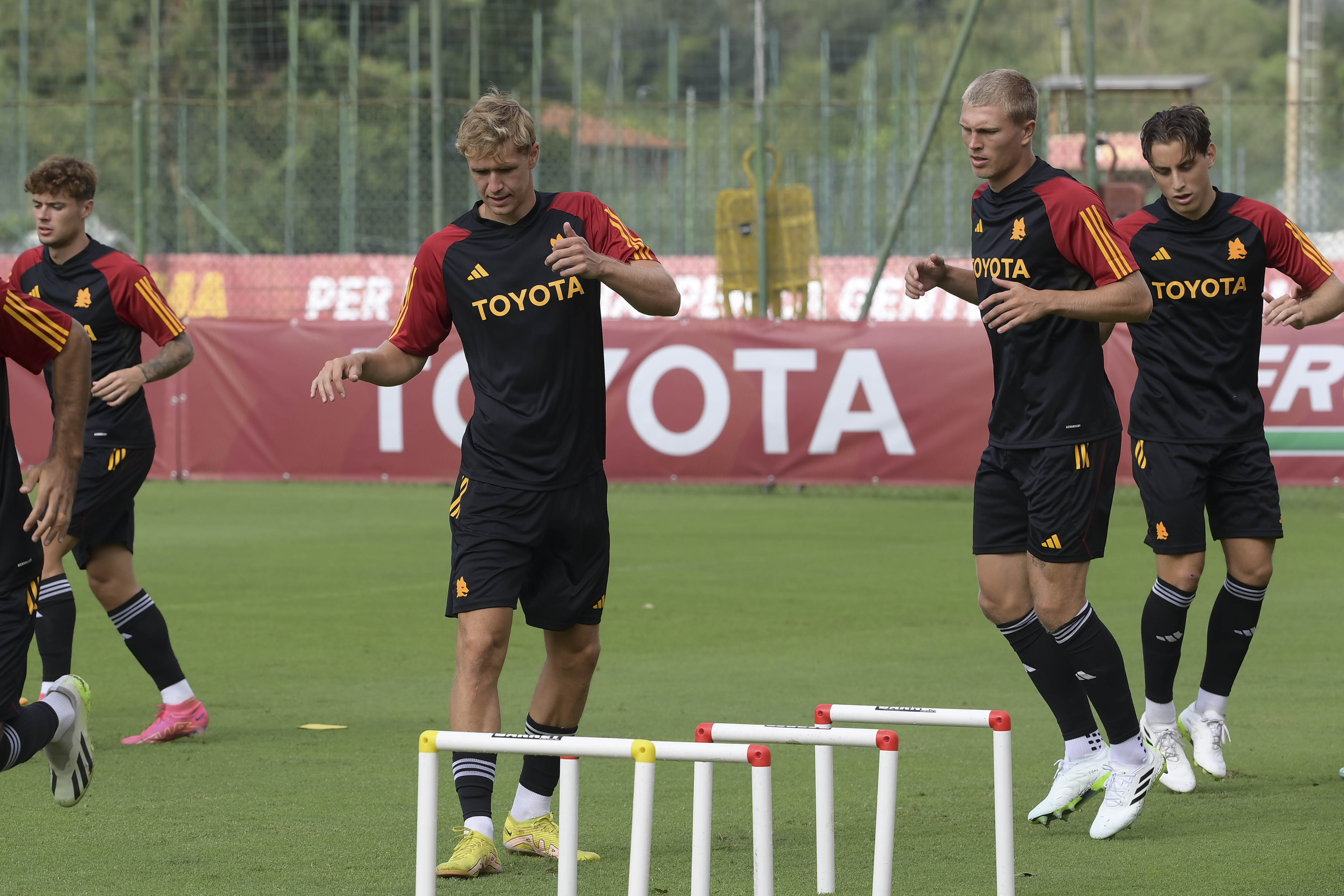 Ola Solbakken ieri a Trigoria durante la seduta di allenamento