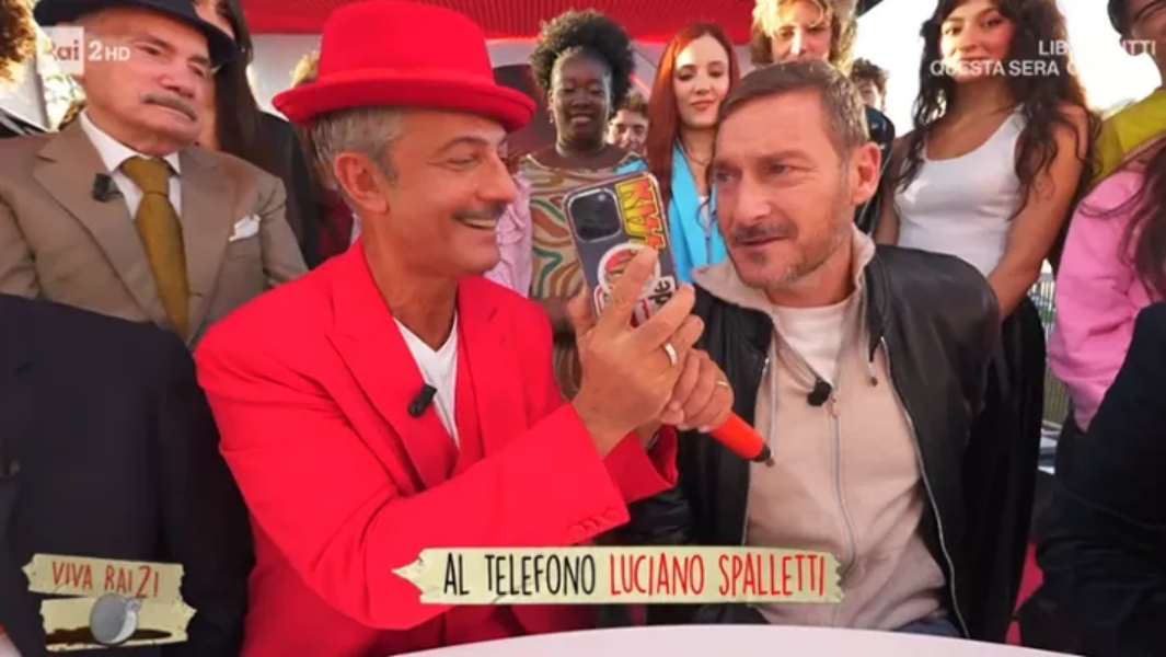 Rosario Fiorello e Francesco Totti durante il programma VivaRai2