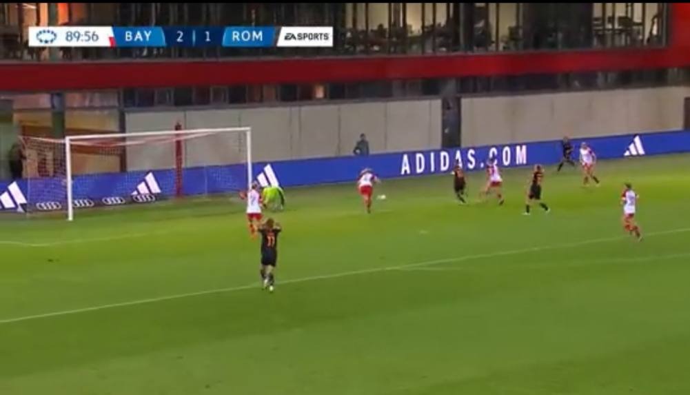 Il gol di Giugliano contro il Bayern Monaco