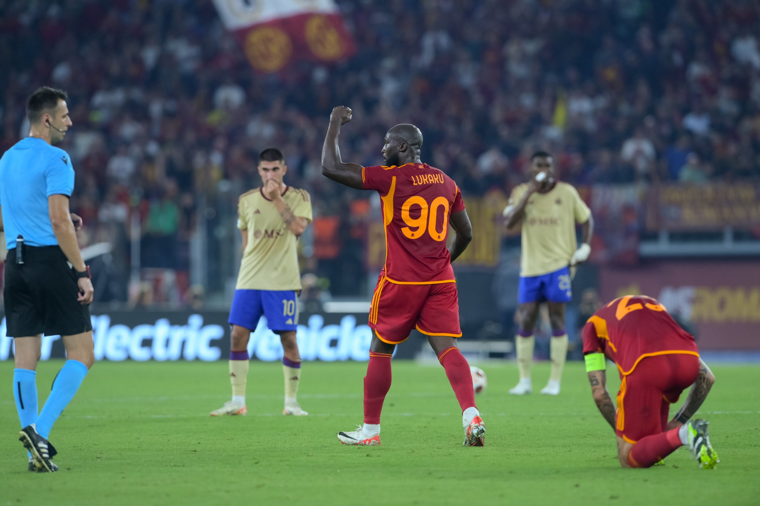 Lukaku esulta dopo la rete che ha sbloccato la gara con il Servette