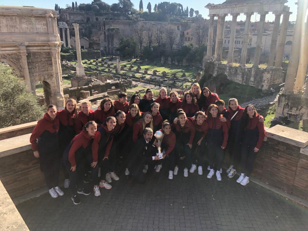 La squadra con i fori imperiali di contorno