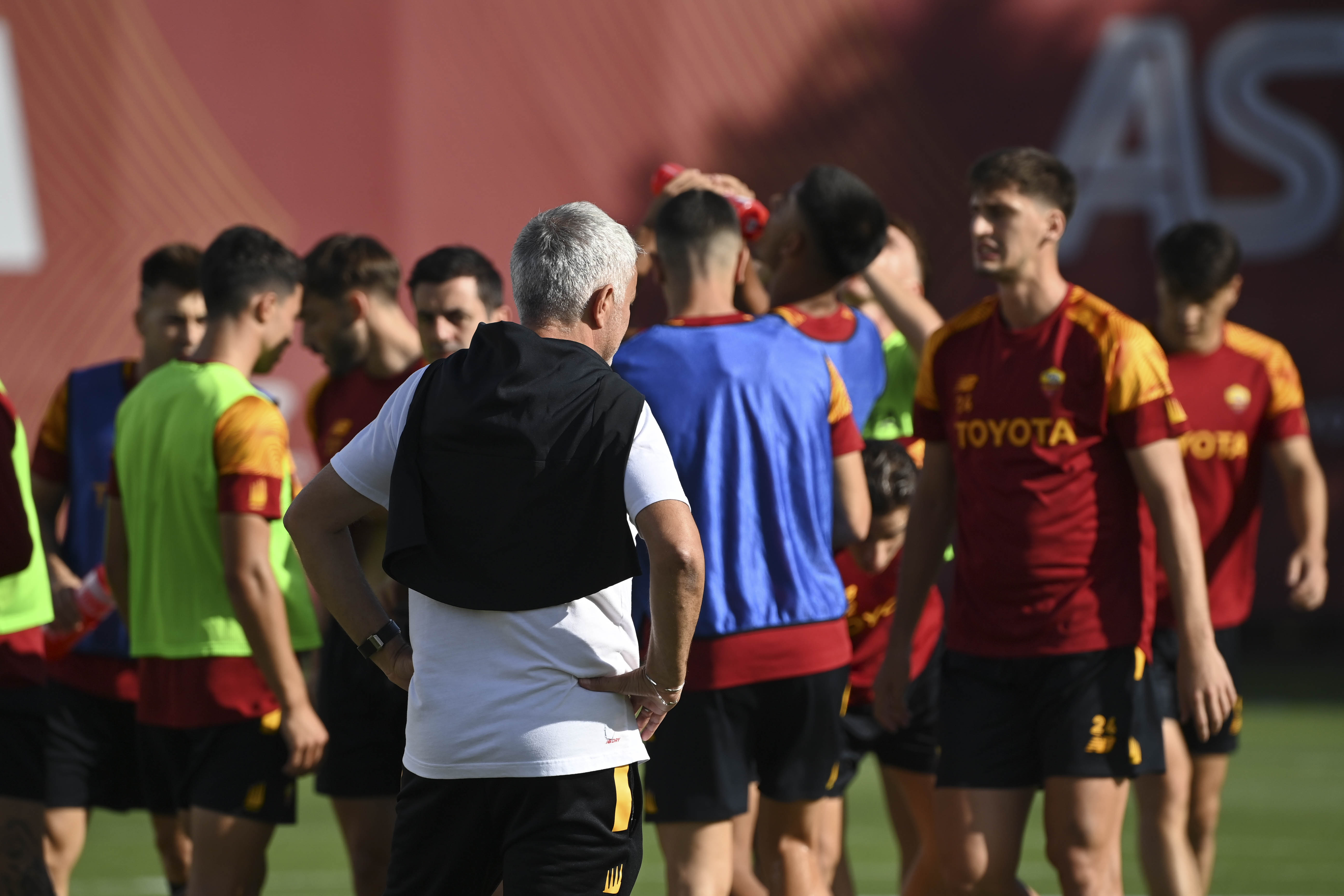 Mourinho e la squadra (As Roma via Getty Images)