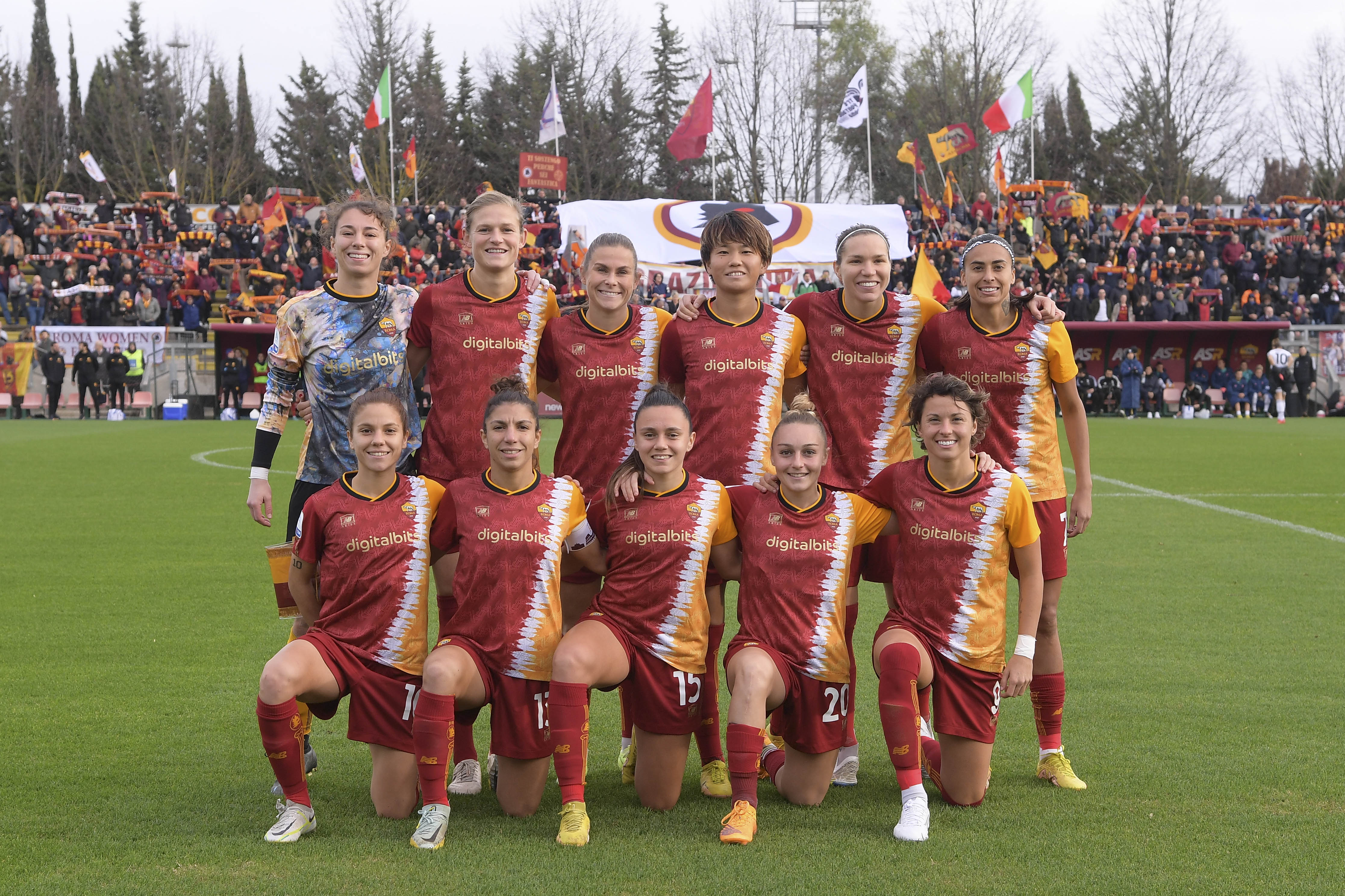 La foto di rito della Roma Femminile prima del match contro la Juventus 