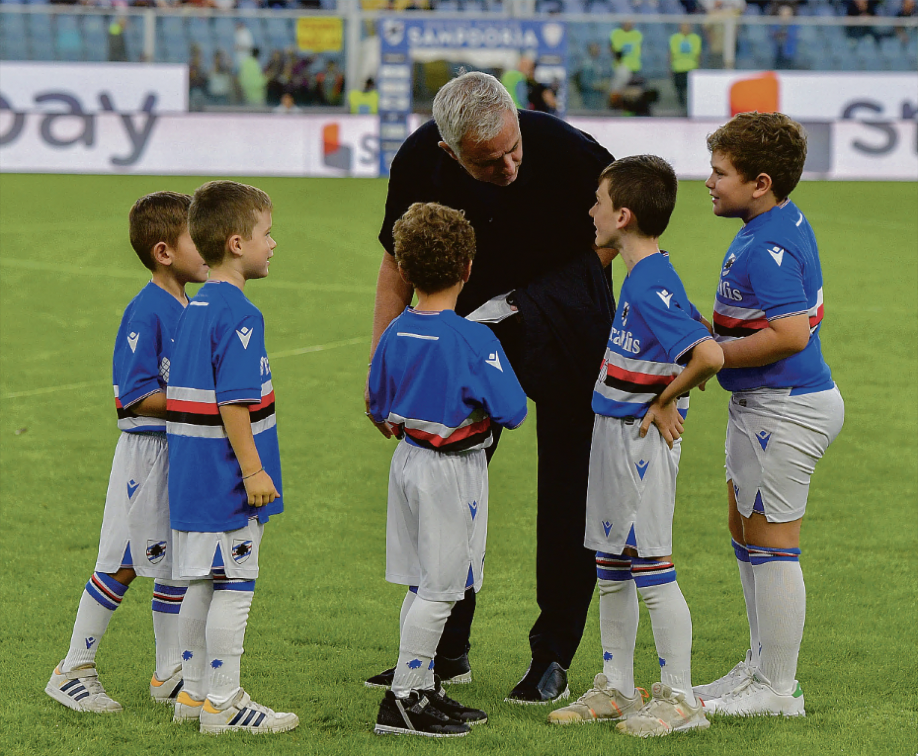 Mourinho con dei bambini a Marassi