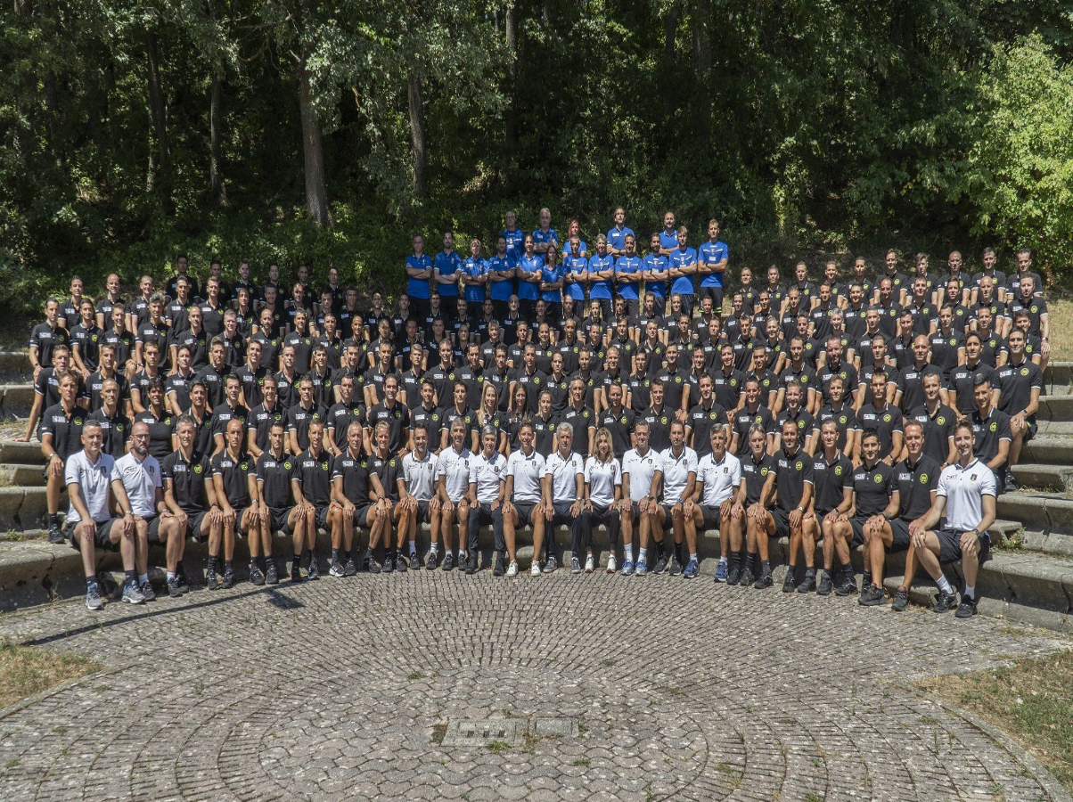 La foto di rito nell'anfiteatro di Sportilia durante il ritiro prestagionale degli arbitri