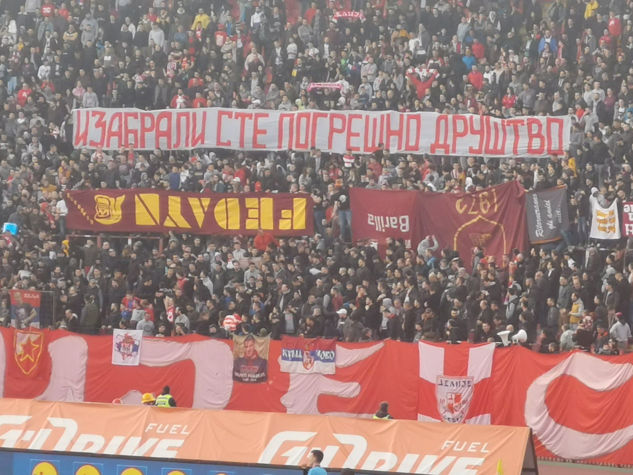 Lo striscione esposto dai tifosi serbi durante Stella Rossa-Cukaricki