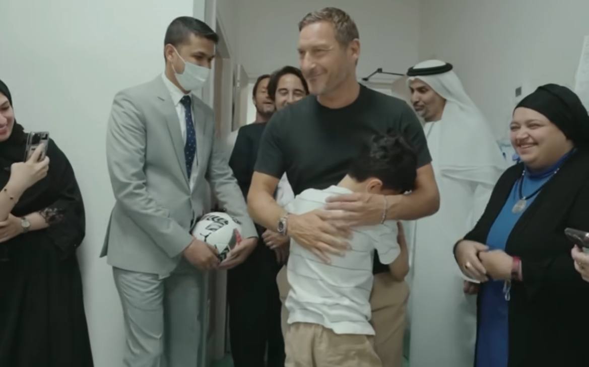 Totti con un bambino dell'ospedale ad Abu Dhabi